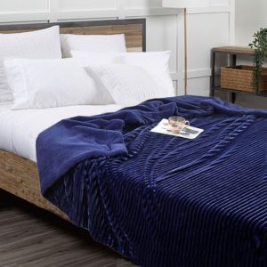 Το Μεγάλο Παζάρι Κουβέρτα Προβατάκι Διπλής Στρώσης Ριγέ 3.200kg Yπέρδιπλη 220×240 Ανάγλυφη Flannel-Sherpa Μπλέ (TMP-4672)