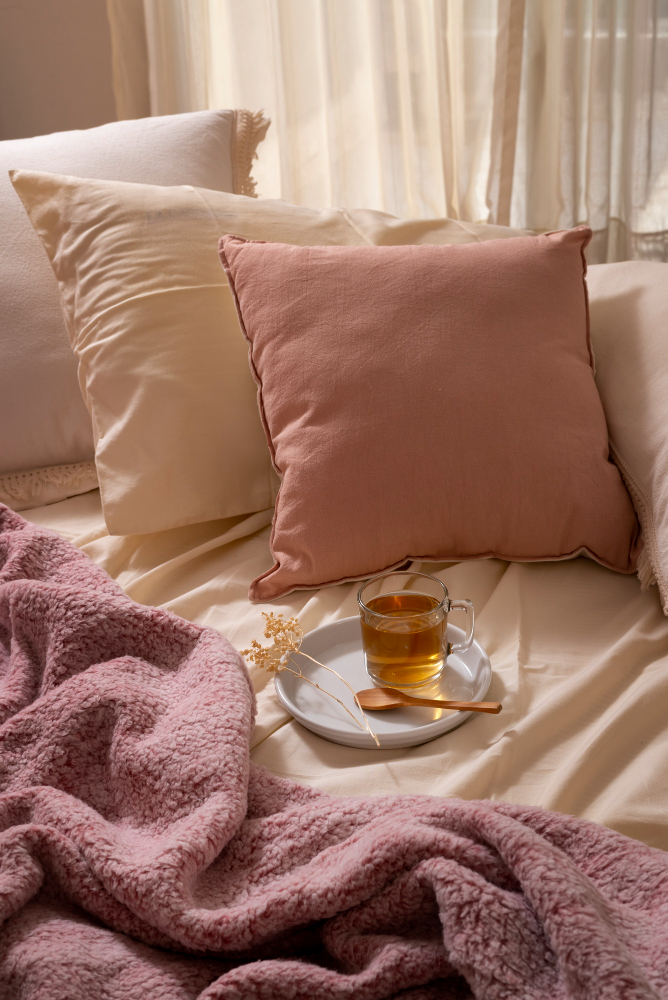 Ανανέωση υπνοδωματίου: 5 must-λεπτά λευκά είδη που αλλάζουν το αποτέλεσμα κουβέρτες και ριχτάρια κρεβατιού