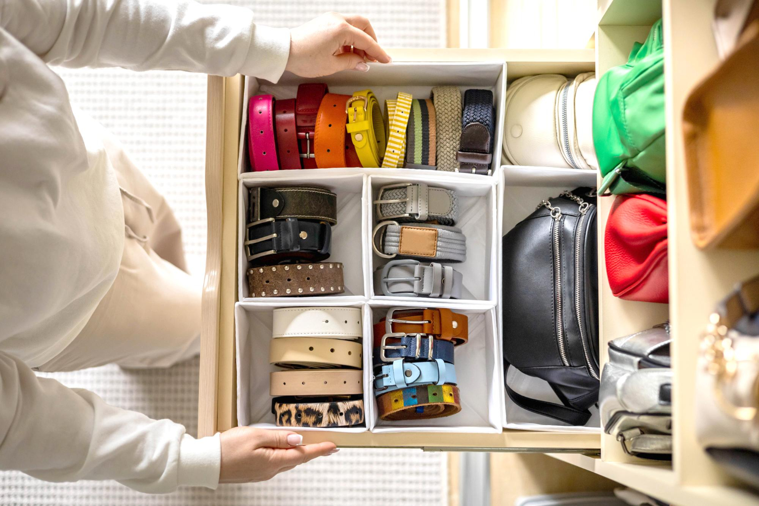 Οργάνωση ντουλαπιών και αποθηκευτικών χώρων πριν το καλοκαίρι διαχωριστικά συρταριών